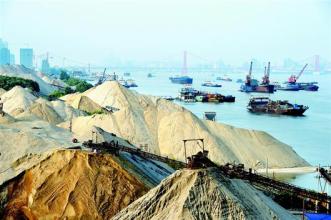 长江非法码头和非法采砂专项整治成效明显