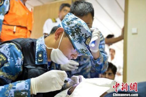 中国海军护航编队成功救治一名印度籍船员