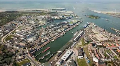 第一艘远洋船在阿姆斯特丹港口加注LNG