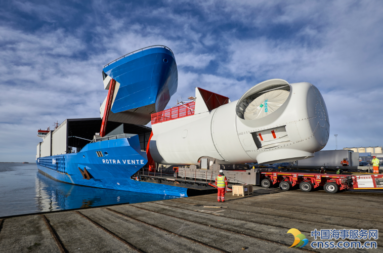 Spotted: World’s First Wind Turbine Components Carrier Opens Wide