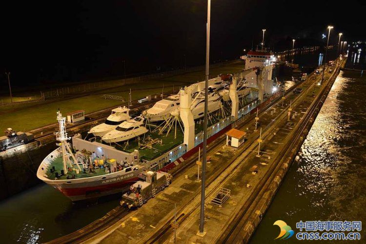 Spotted: Two Wagenborg’s Ships Meet in Panama Canal