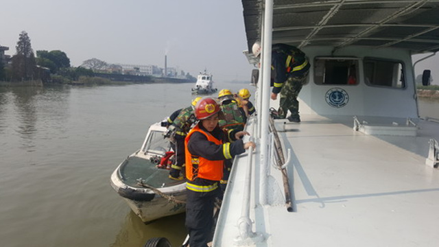 广州：海事消防全速出击 齐心救援失火船舶