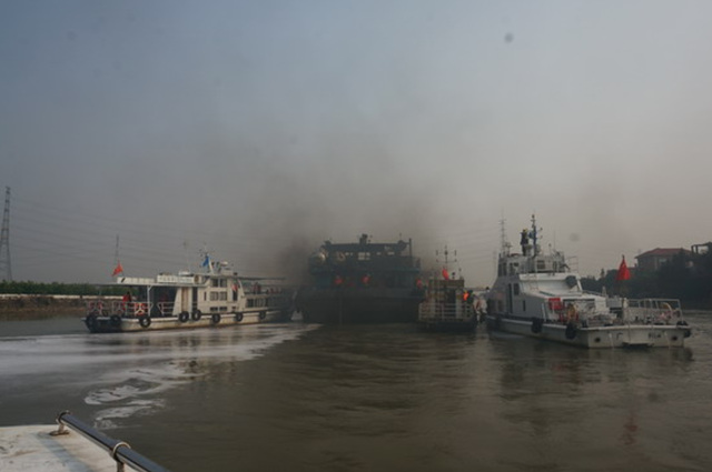 广州：海事消防全速出击 齐心救援失火船舶
