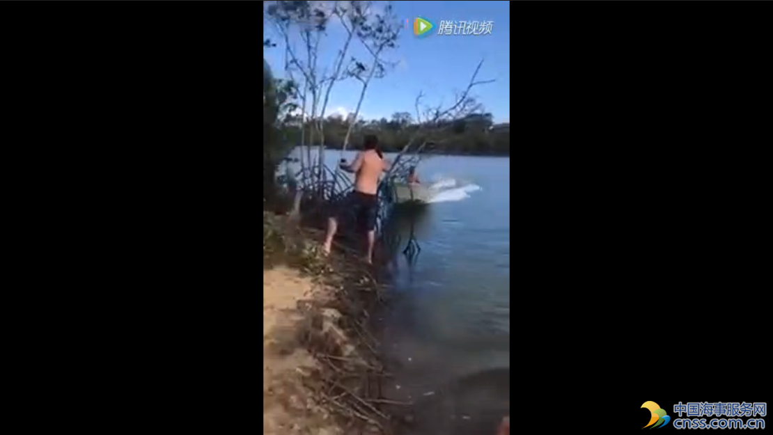 岸上男子挑衅湖中船员结果真的被撞上了【视频】