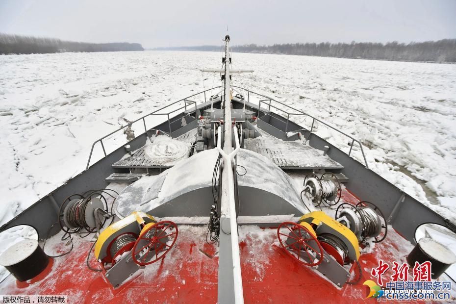 克罗地亚多瑙河段冻结封锁 匈牙利破冰船为货船开路