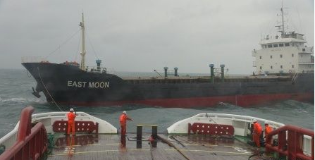“EAST MOON”轮台湾海峡失控漂航