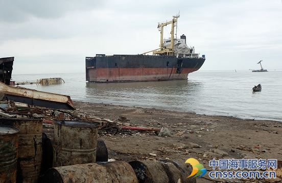 India Disposes of Alang Hazardous Waste from Shipbreaking