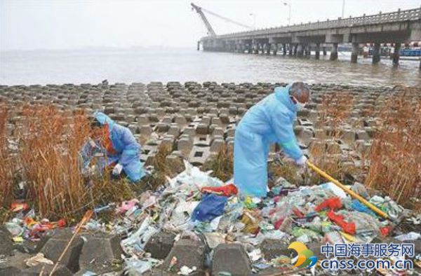 “长江口倾倒垃圾案”25嫌犯被批捕 涉污染环境罪