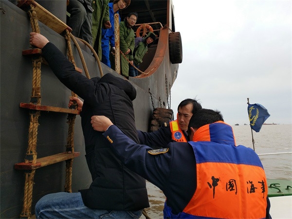 滨州市海上搜救中心及时救助一名突发重病船员