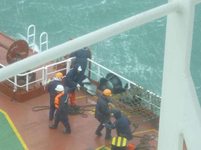广西海上搜救中心成功救起两艘沉船上的11名落水渔民