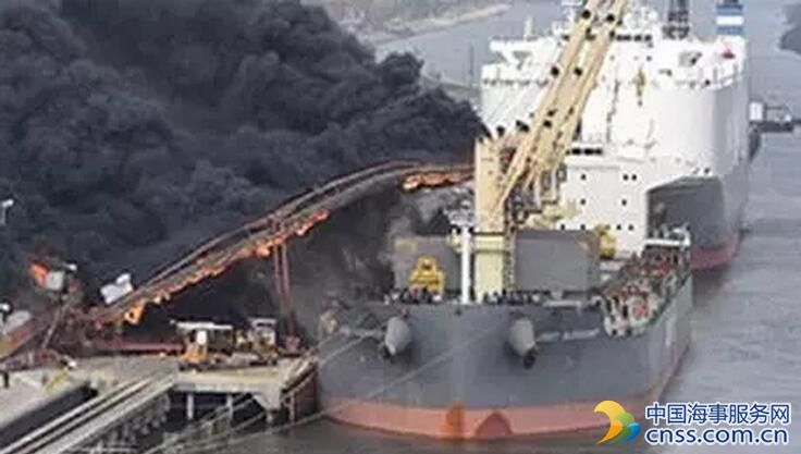 美德州一港口输送带起火 致散货船船舱起火