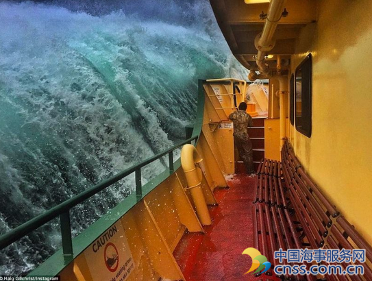 船员拍震撼航海照 近距离体验巨浪滔天