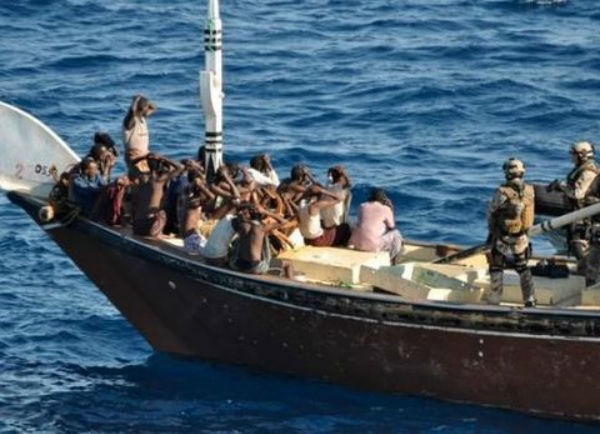 索马里地方政府武装与劫油船海盗交火 致数人伤亡