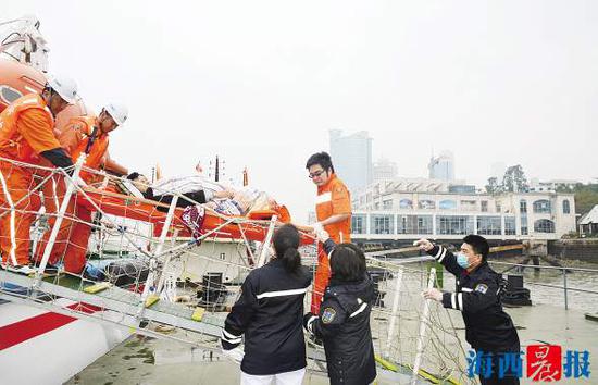 受伤船员被成功救上“东海救202”轮。