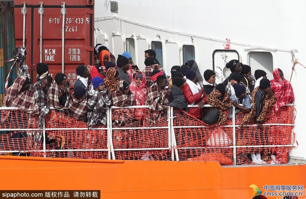 近千名移民在地中海被救 已抵达意大利港口