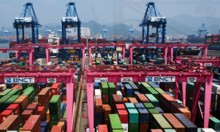 Report: South Korean Shipbuilders to Resume Building Container Cranes?