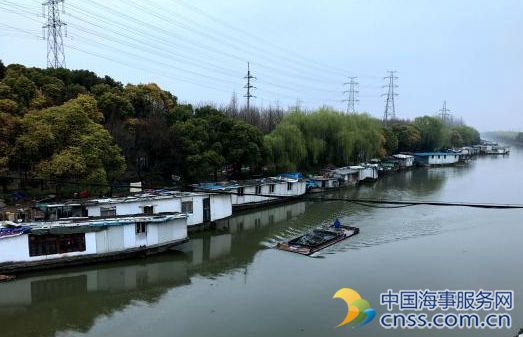 上海现“水上村寨”：60艘“三无” 船舶 供200人居住