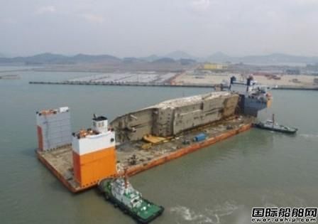 运载"世越"号半潜船抵达木浦新港