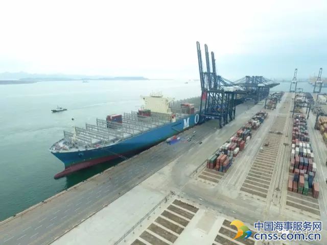 全球最大集装箱船首靠大连港