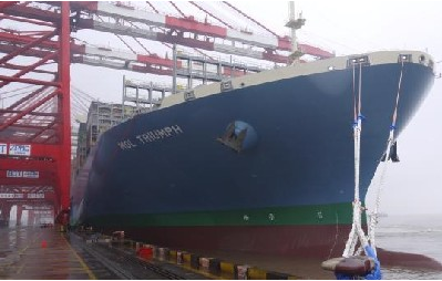 洋山港迎来新一代全球最大集装箱轮 