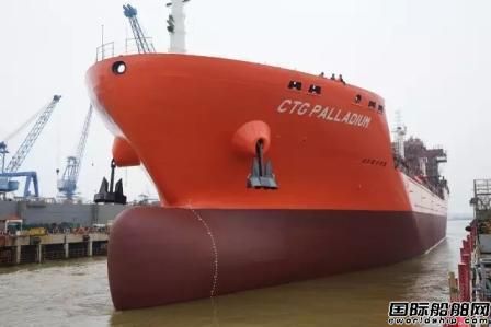 中航鼎衡25000吨不锈钢化学品船7#船出坞
