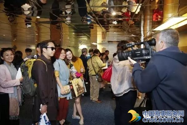 首批中国游客在比雷埃夫斯港登上邮轮开启爱琴海之旅