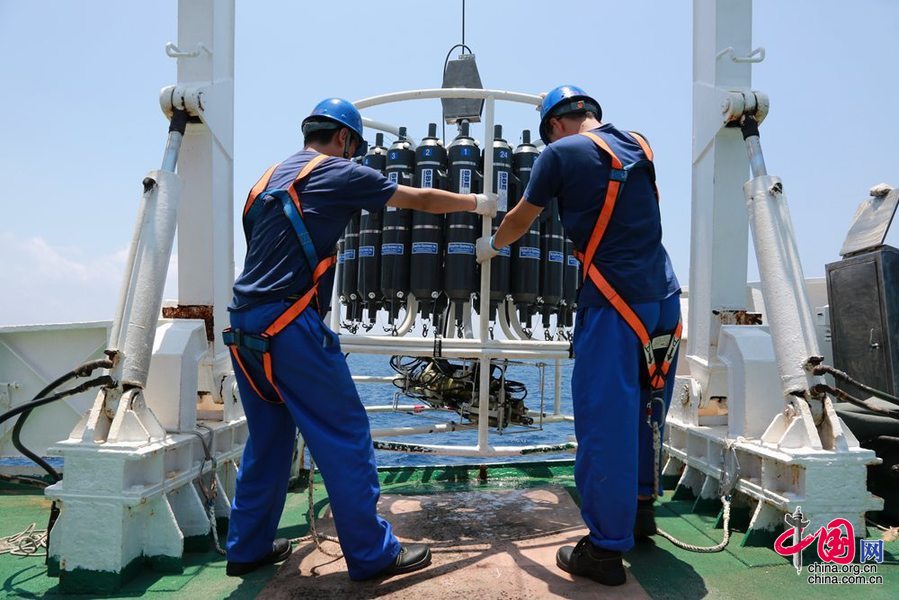 蛟龙号开展第二航段首个站位作业 给大海做体检