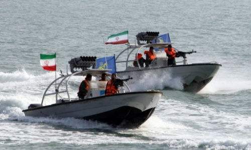 伊朗快艇波斯湾吓住美国军舰 最近时相距约900米