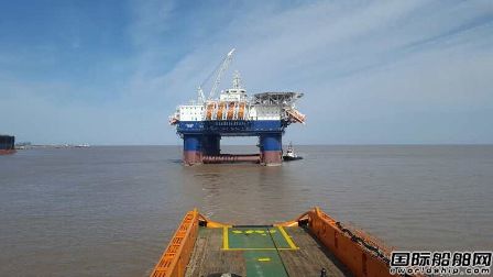 “海洋石油697”拖带“安迅二号”平台开启新征程
