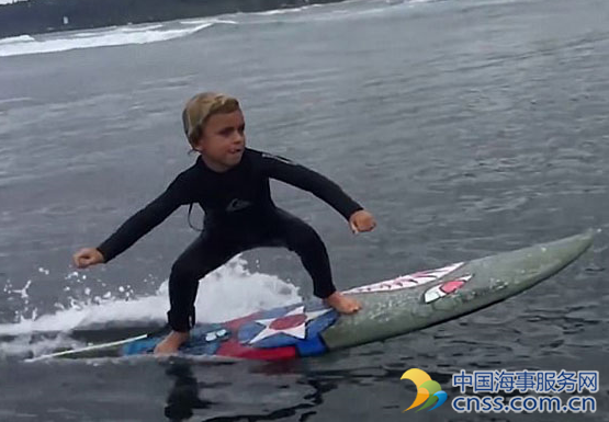 澳5岁男童海上秀惊人冲浪天赋