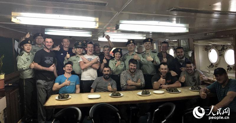 俄罗斯籍船员与大连边检站官兵共度端午佳节