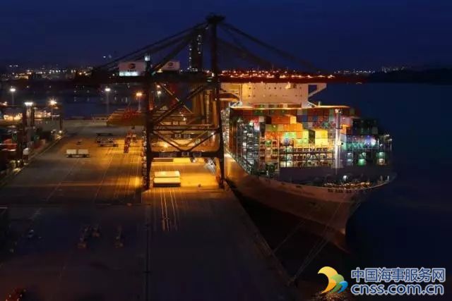厦门远海全自动化码头接卸全球最大集装箱船