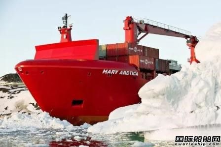 一艘集装箱船撞到冰山损失严重
