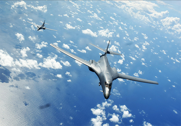 美国太司令部称两架B-1B战略轰炸机飞越南海