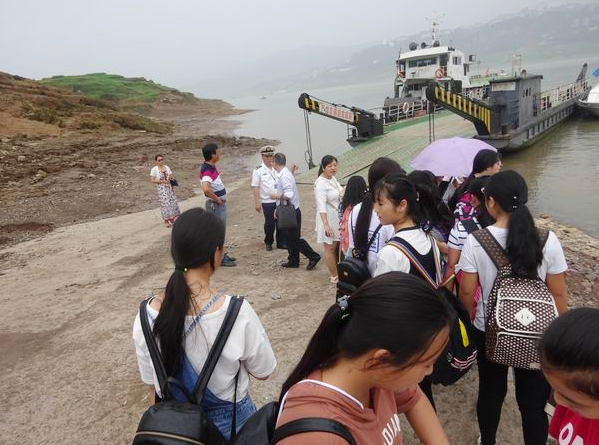 重庆海事局冒雨护航中考“学生渡”