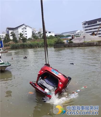 苏州一轿车落水 太湖海事所成功施救驾驶员