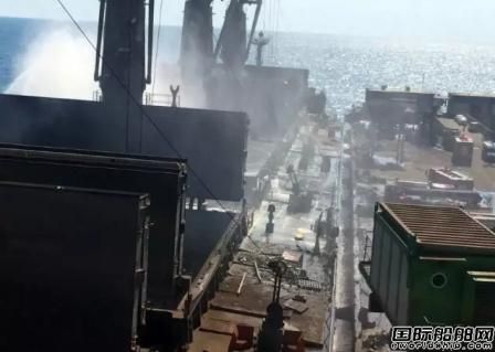 日本邮船散货船卸货时货舱突发大火