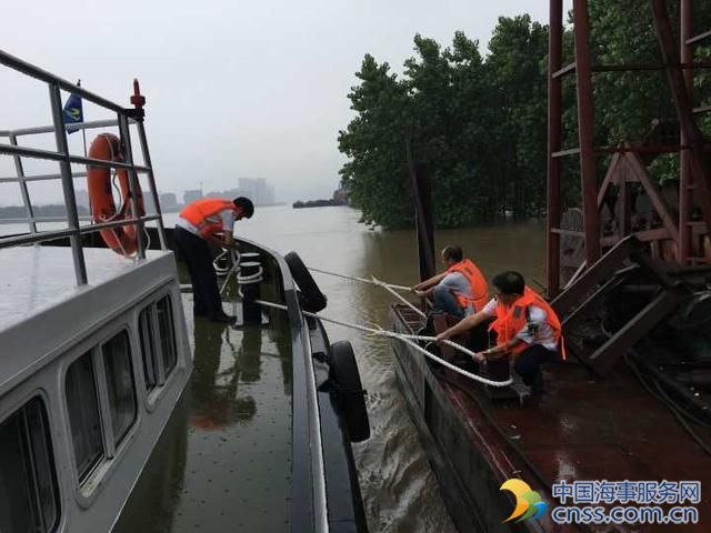 杭州一大型采砂船受洪水影响 “脱缰”冲向下游