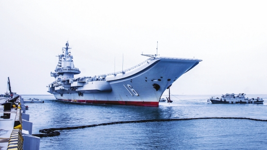 辽宁舰圆满完成跨区机动训练任务返回青岛母港