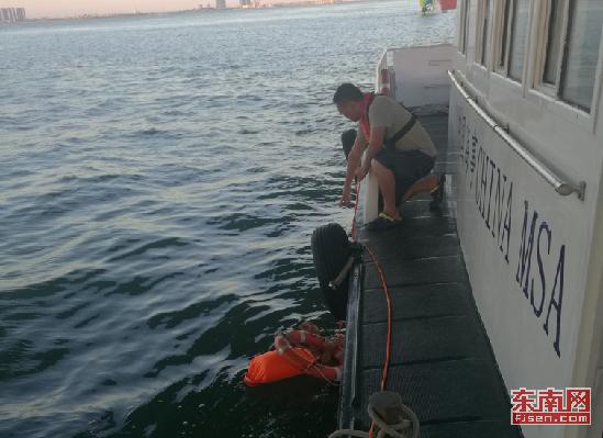 男子海中游泳体力不支遇险 海事部门18分钟火速救援