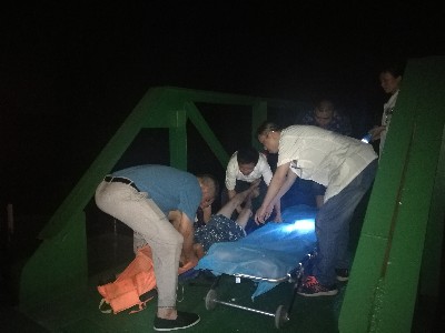 扬州海事深夜紧急救助锚泊船伤员