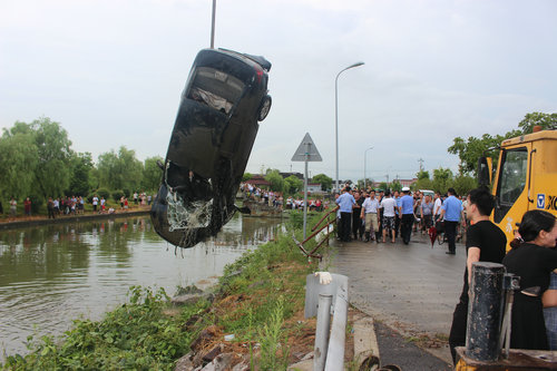 宁波救助基地成功协警探摸搜寻落水车辆