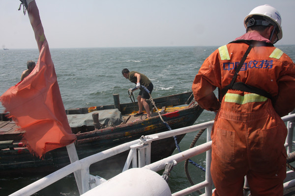 秦皇岛救助基地“华英395”艇成功救助一遇险渔船