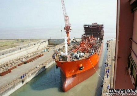 新乐造船13200吨双相不锈钢化学品1号船下水