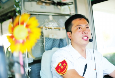 公交车长双语报站 曾在远洋货轮上做海员英语很流利