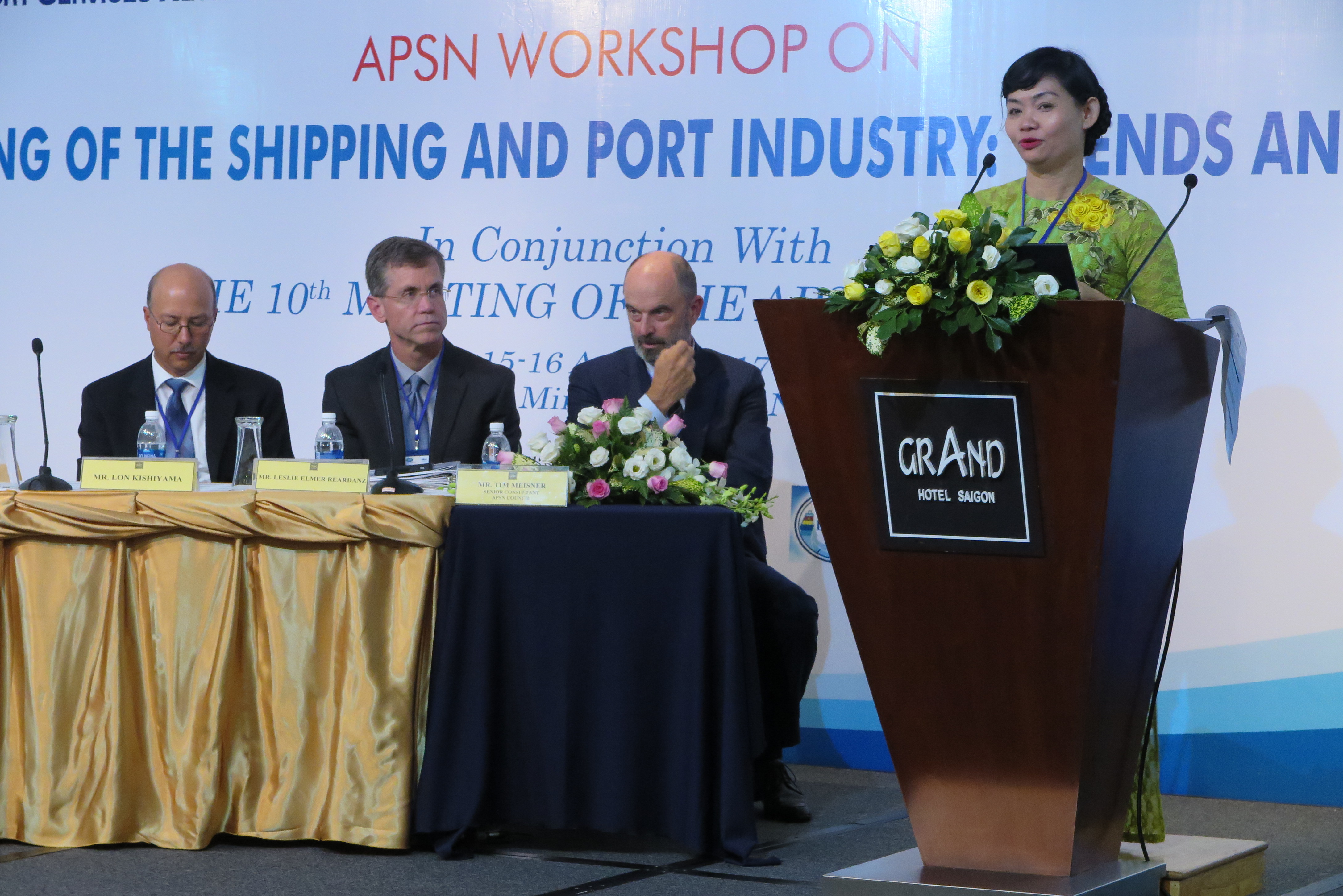 《超大型集装箱船舶协调健康发展对港口提出新要求》