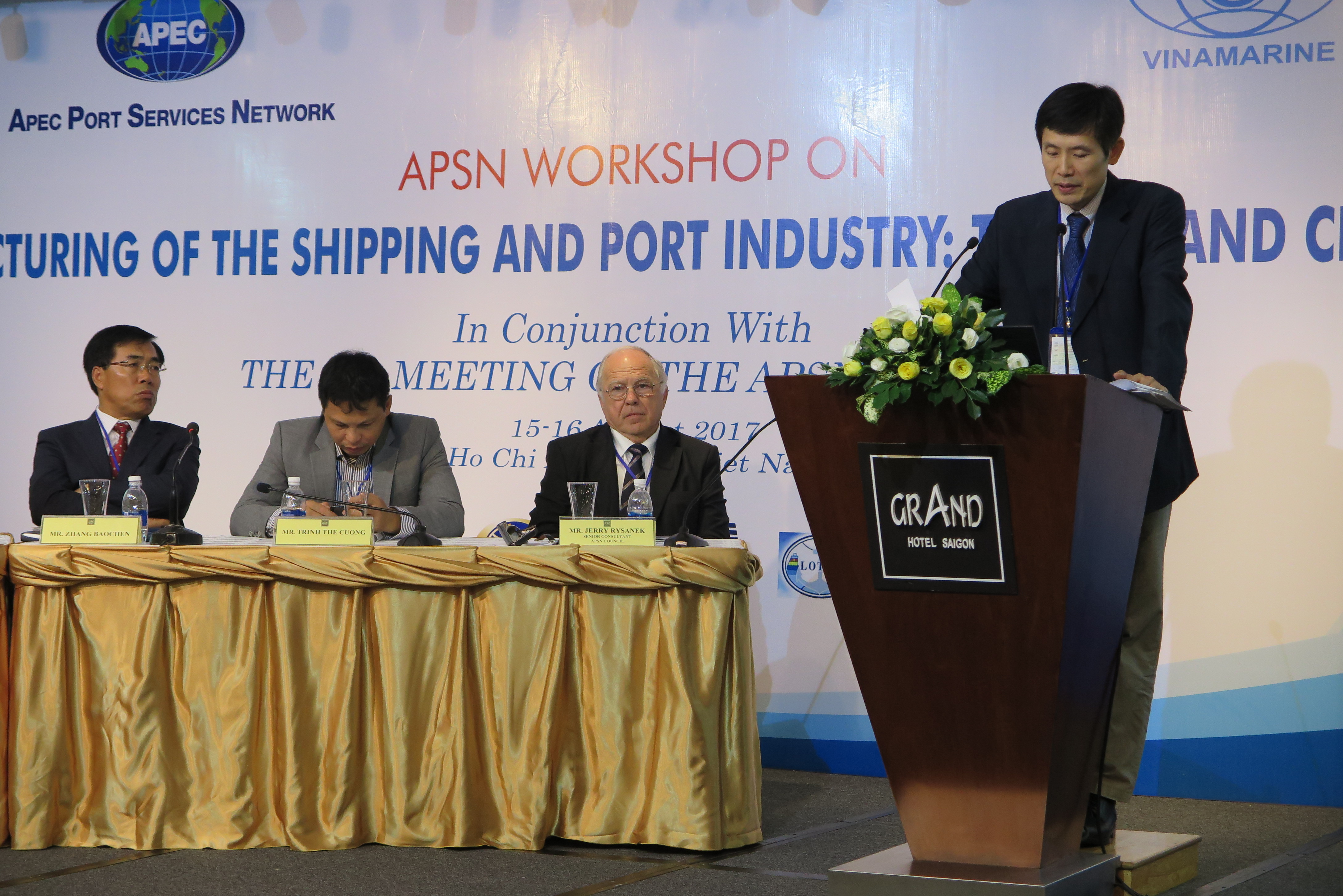 崔永石：《韩进海运破产及其对全球港航业的影响》