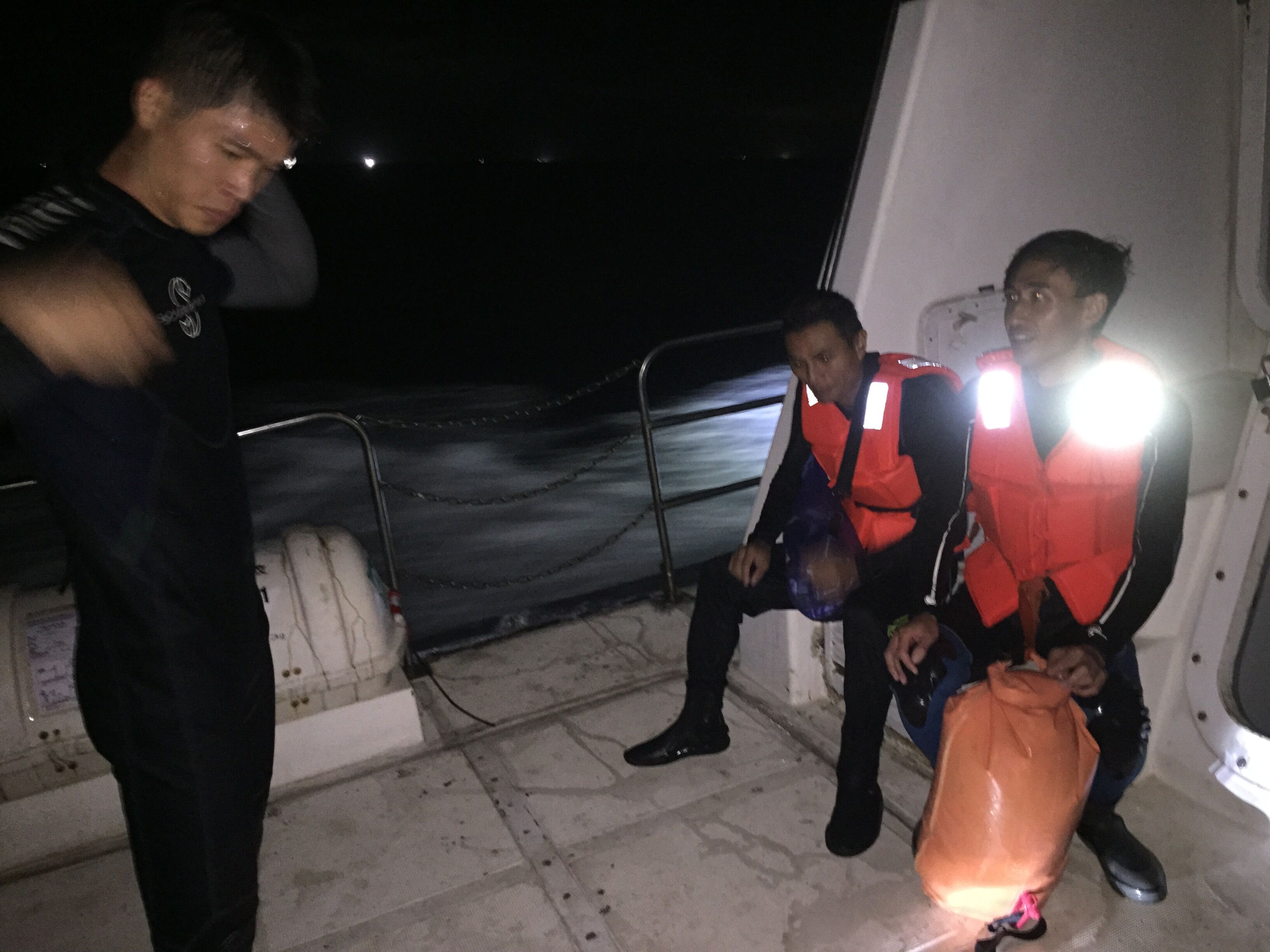 三亚救助基地深夜救助2名被困礁石的游客