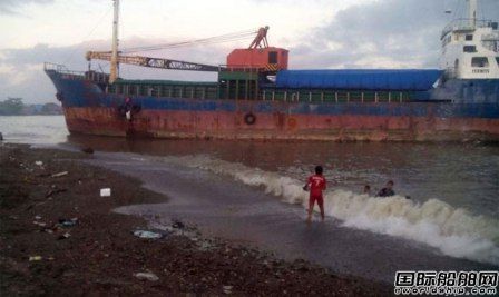 一艘杂货船受恶劣天气影响搁浅沙滩