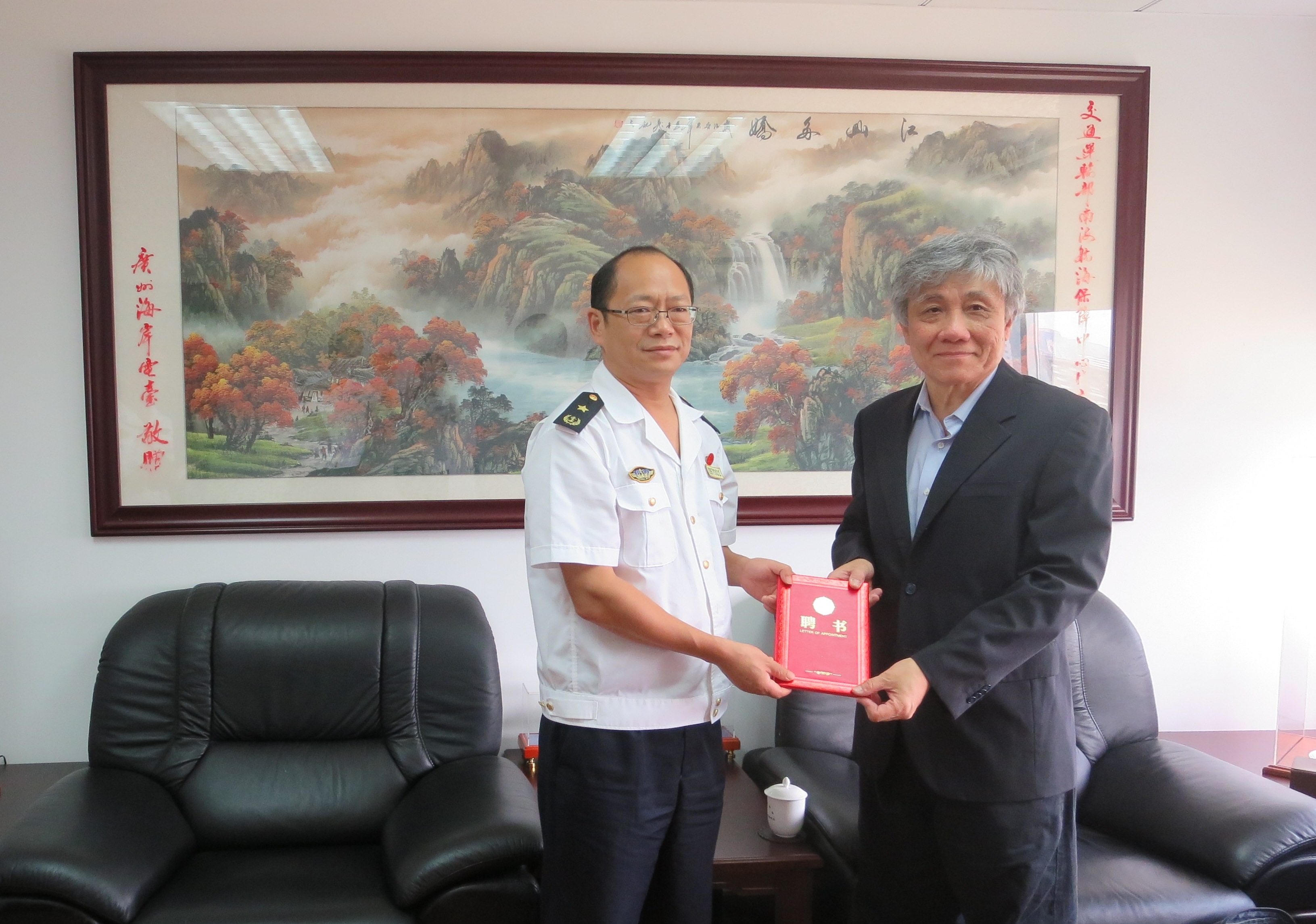 南海航海保障中心携手香港大学教授修缮百年灯塔